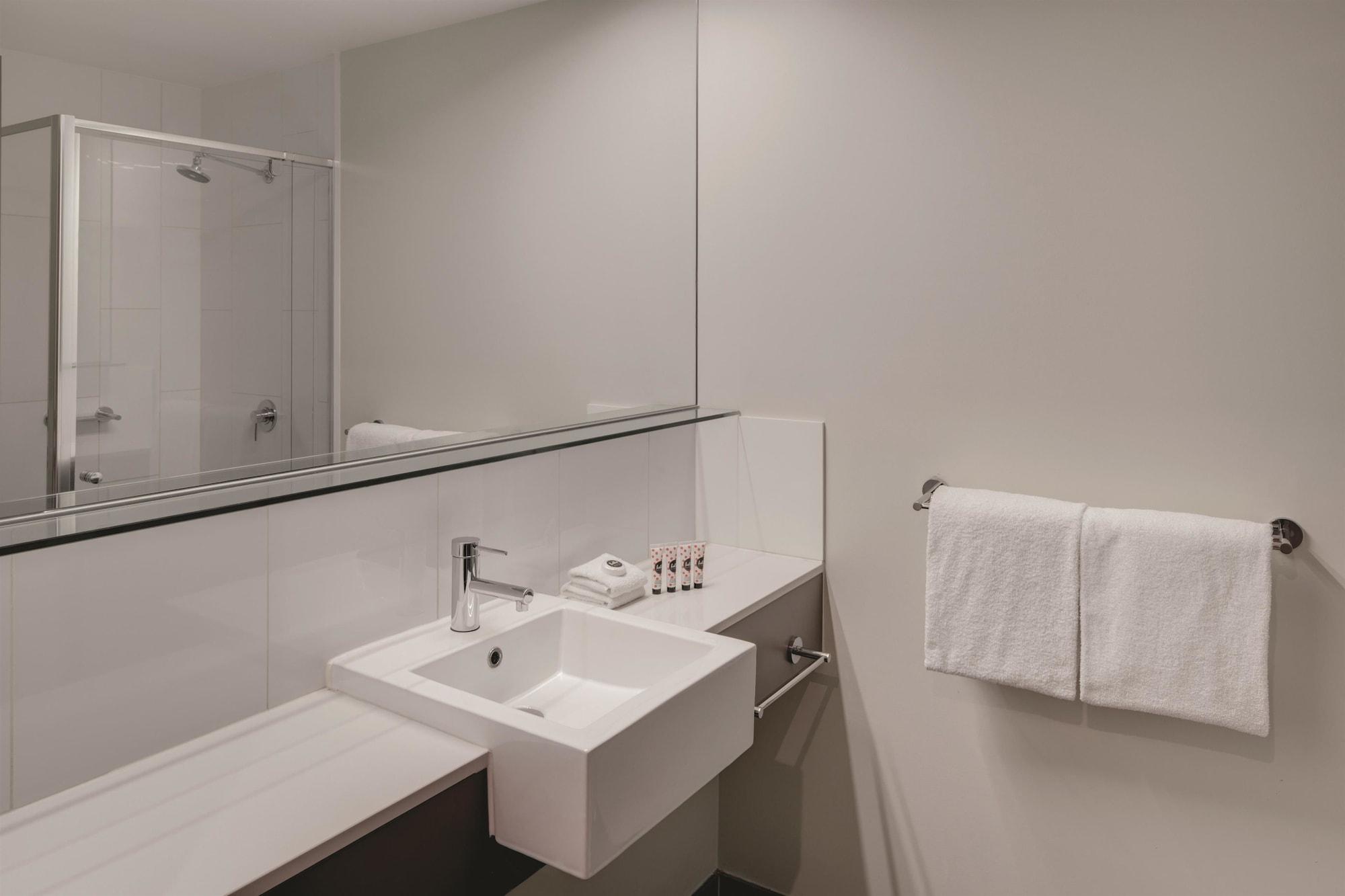 Travelodge Hotel Melbourne Docklands Екстериор снимка