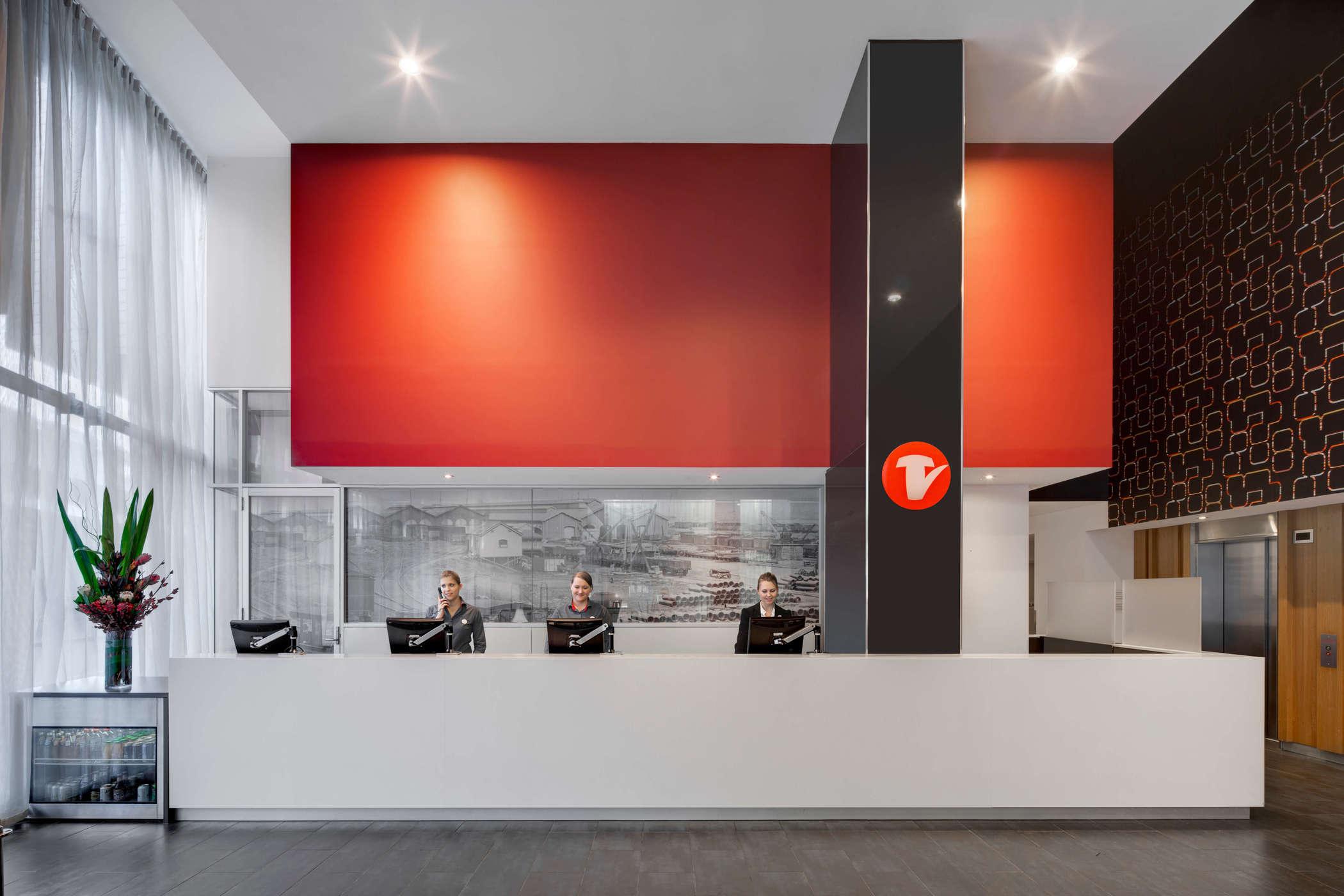 Travelodge Hotel Melbourne Docklands Екстериор снимка