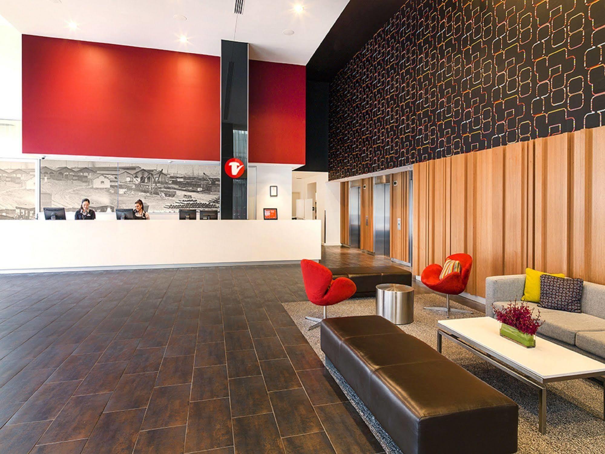 Travelodge Hotel Melbourne Docklands Екстериор снимка